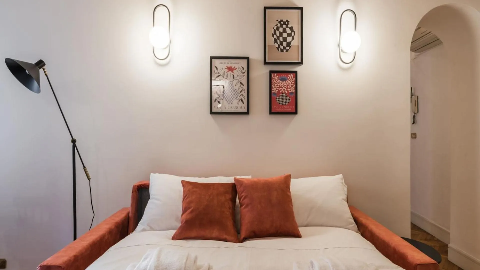 The Best Rent - Spacious Two-Bedroom Apartment In Old Town Rome Italy