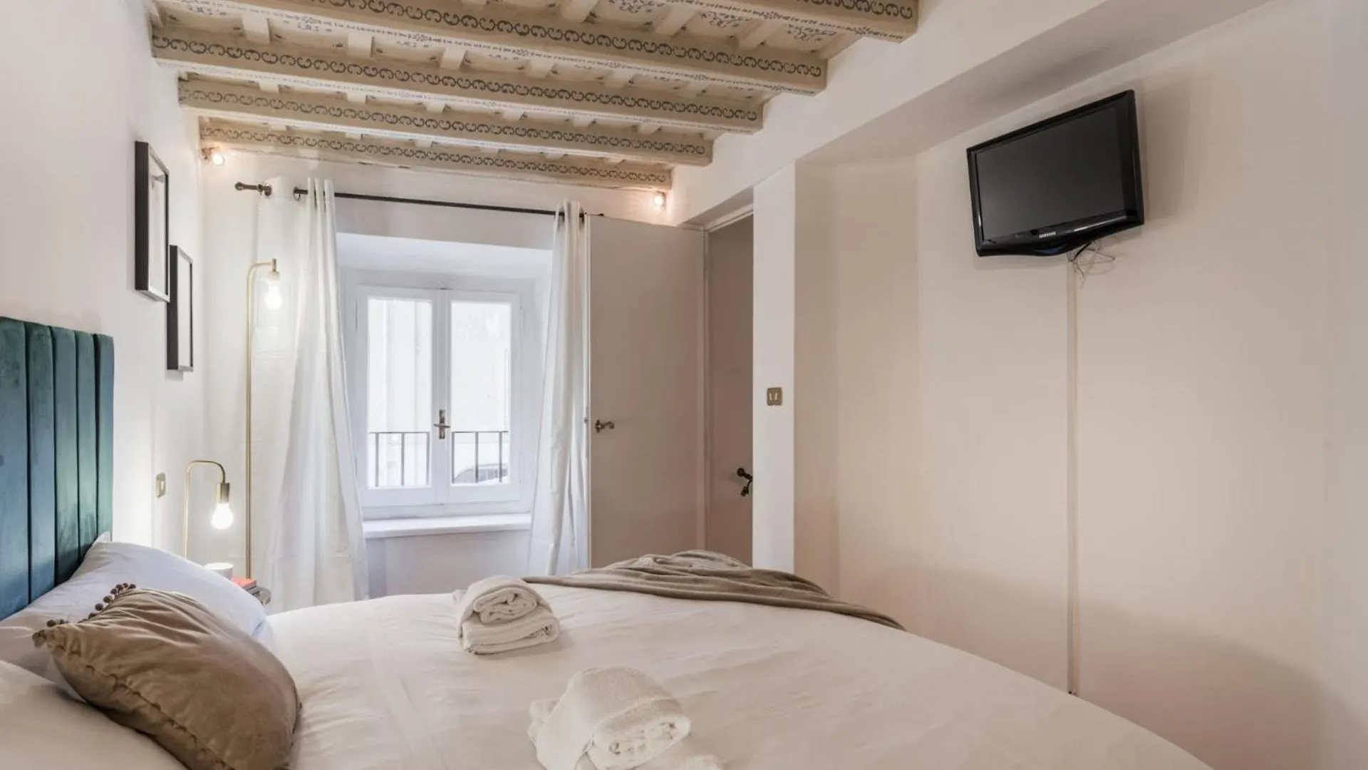 The Best Rent - Spacious Two-Bedroom Apartment In Old Town Rome Italy