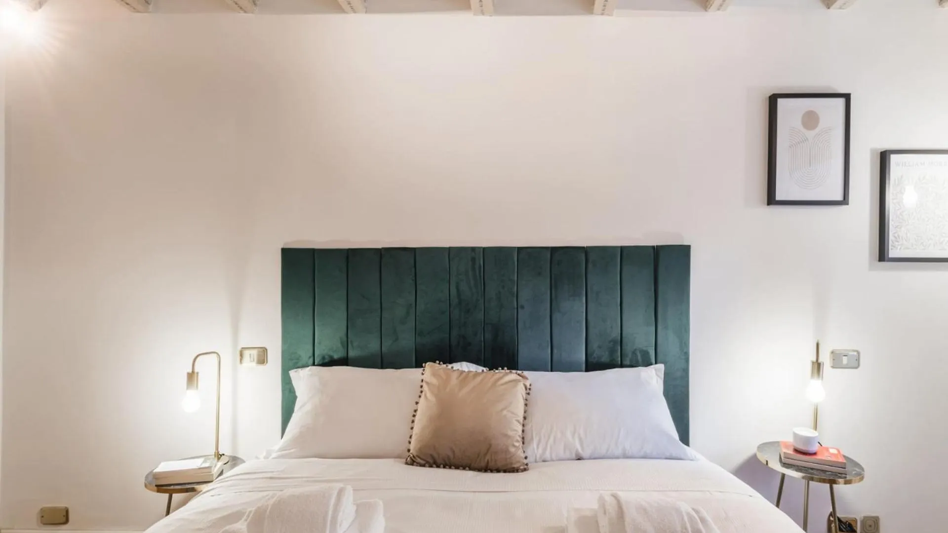 The Best Rent - Spacious Two-Bedroom Apartment In Old Town Rome 0*,  Italy